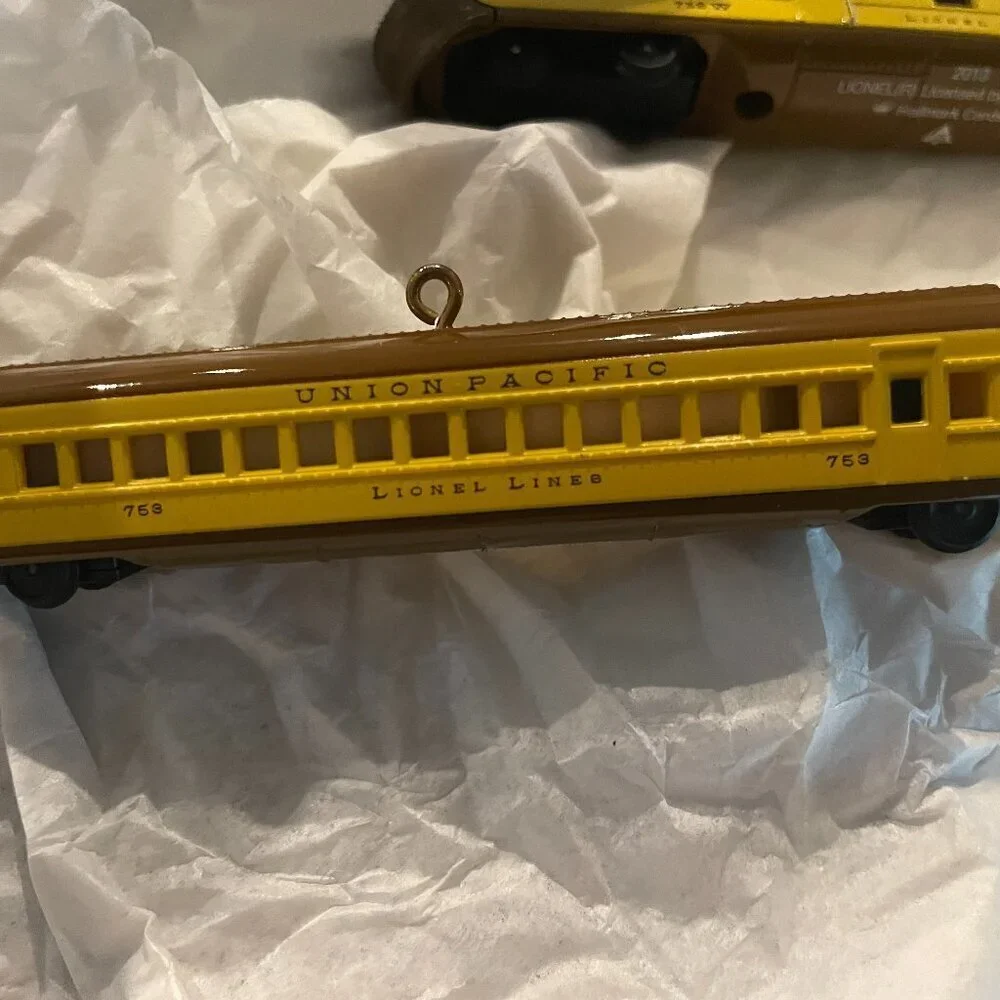 2010 Hallmark Lionel Union Pacific Streamliner Locomotive Buffet & Long Coach!
